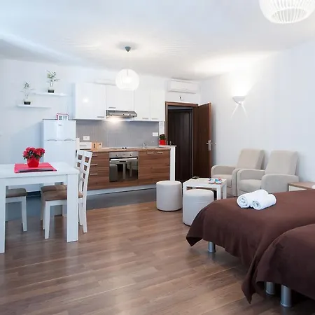 Apartment & 72